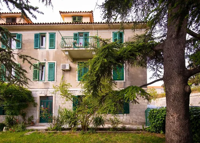 Adora Luxury Split
