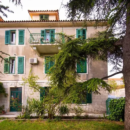 Adora Luxury Split